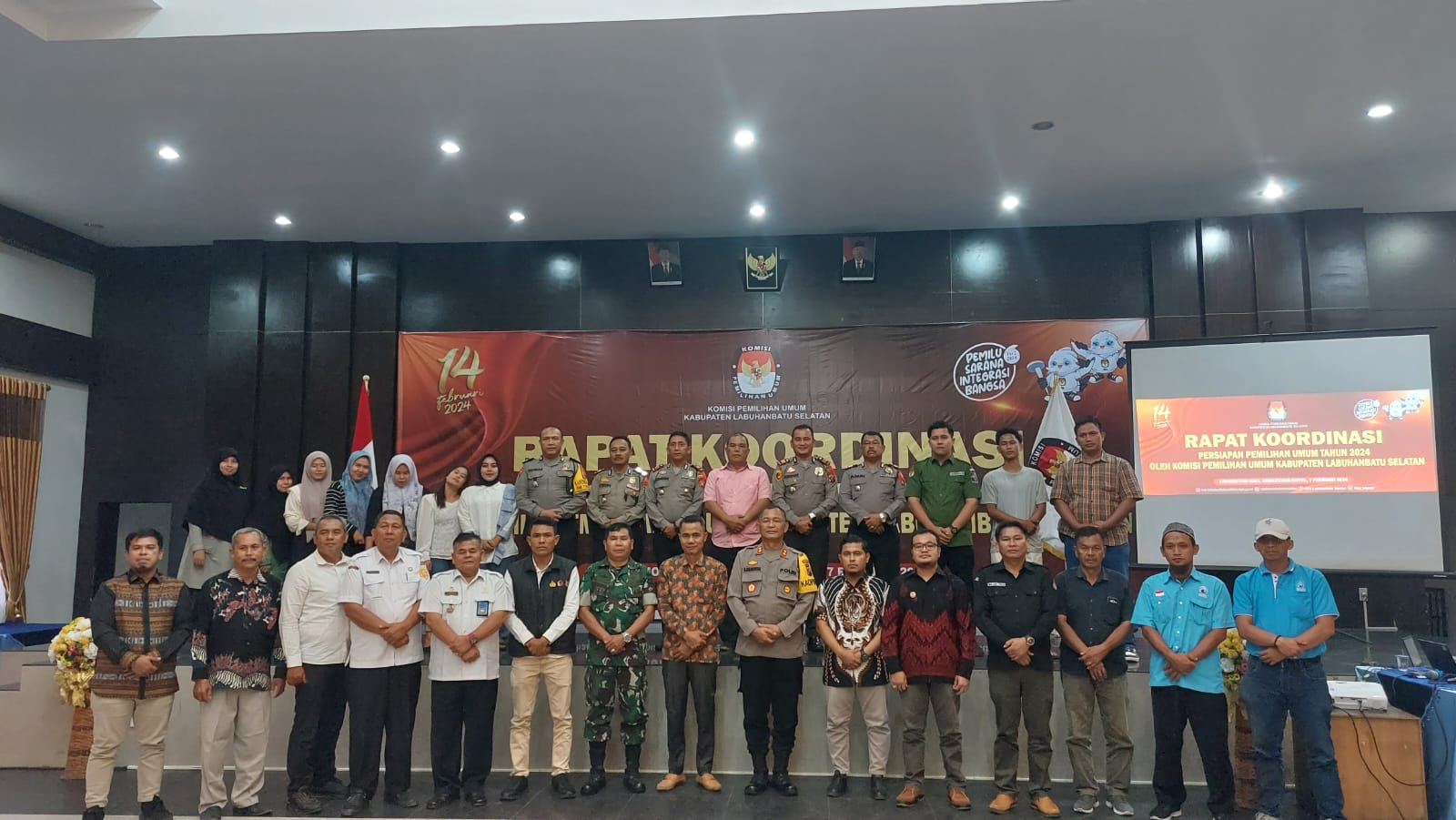 Foto Bersama KPU, Bawaslu, Kapolres dan Stakeholder di Kabupaten Labuhanbatu Selatan
