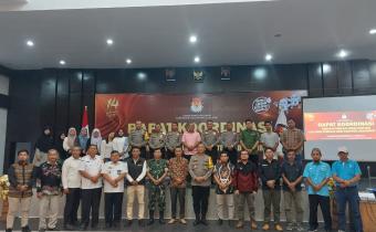 Foto Bersama KPU, Bawaslu, Kapolres dan Stakeholder di Kabupaten Labuhanbatu Selatan