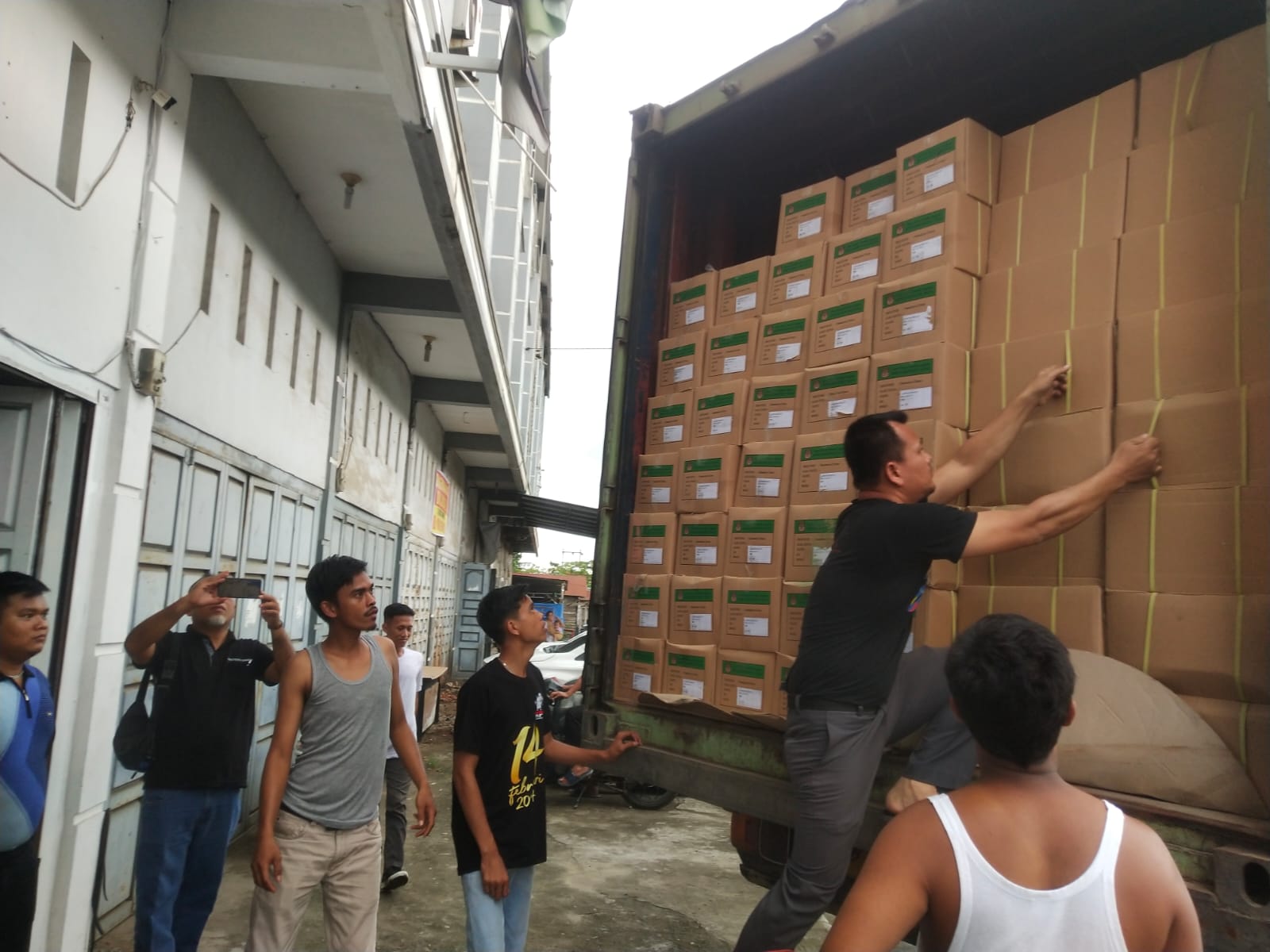 Proses penurunan Box Surat Suara di Kantor KPU Labuhanbatu Selatan