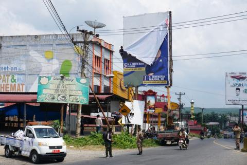 Proses melepaskan APK pada billboard menggunakan Crane